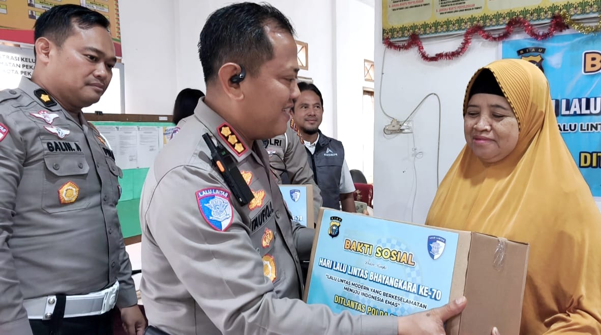 HUT ke-70, Polantas Riau Bagi 200 Paket Sembako dan Edukasi Keselamatan