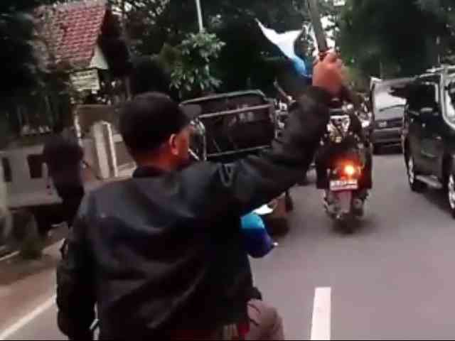 Aksi Anggota Ormas Acungkan Golok dan Takuti Warga Terekam Kamera