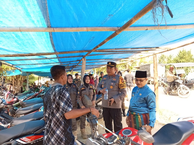 Kapolsek Tanah Putih Tanjung Melawan Blusukan ke Pasar Kaget, Ajak Warga Wujudkan Pilkada Damai dan Aman