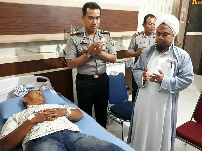 Jenguk Anggota Sakit, Wakapolresta Bawa Dua Ustadz