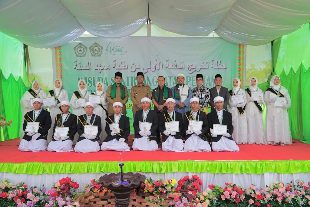 Wabup Rohil Hadiri Wisuda Pertama Santri Ponpes AS Sunnah