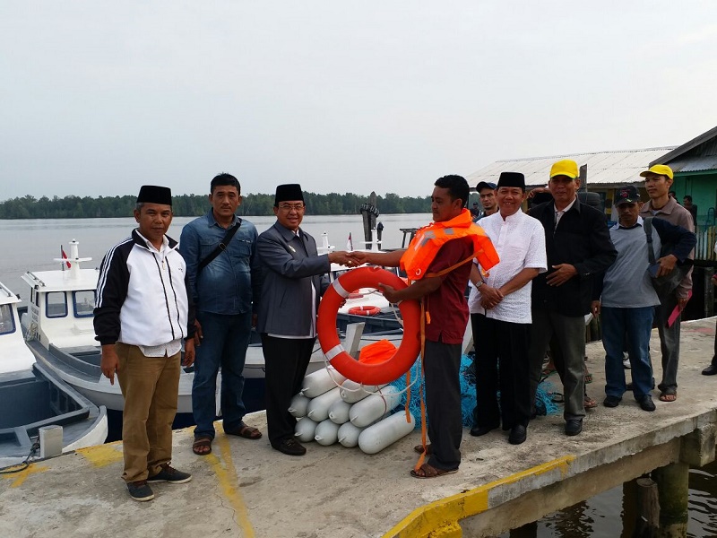 Bupati Inhil Serahkan Bantuan 10 Unit Kapal Motor Fiber Kepada Sejumlah Nelayan Lokal