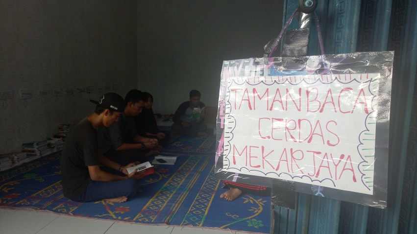 Mahasiswa KKN UIN Suska Dirikan Taman Baca di Garasi Posko