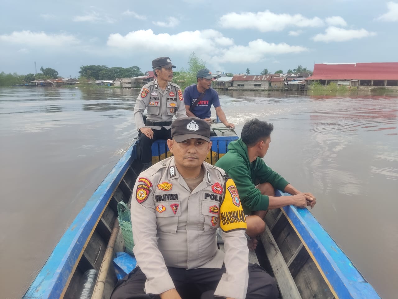 Wujudkan Pemilu Damai, Polsek Tanah Merah Arungi Sungai Laut