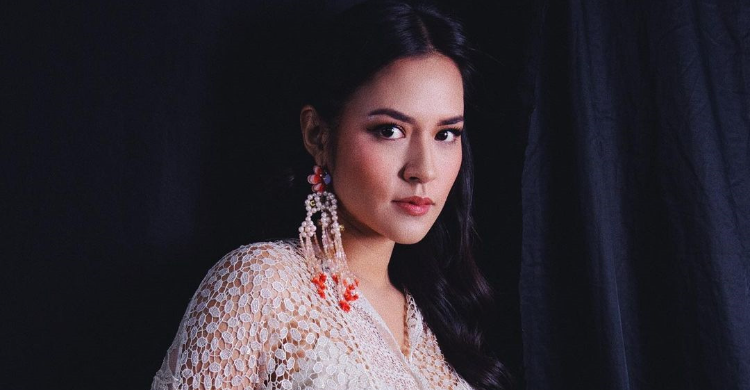 Raisa, Obsesi Jualan Opak
