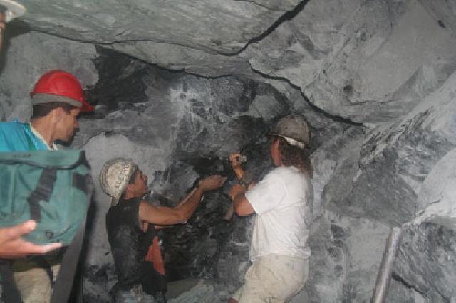 Penjara 10 Tahun atau Denda Rp 10 Miliar bagi Penambang Batu Akik