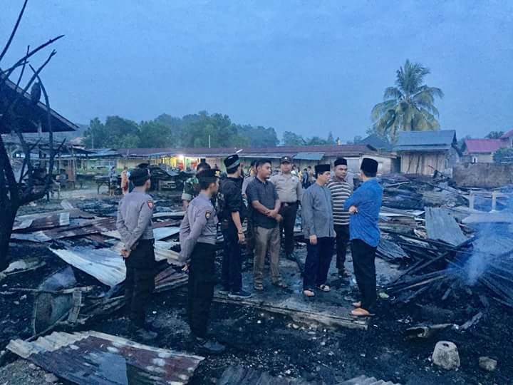 Dinihari Wabup H. Halim Sudah di TKP Meninjau Kebakaran Pasar Logas  