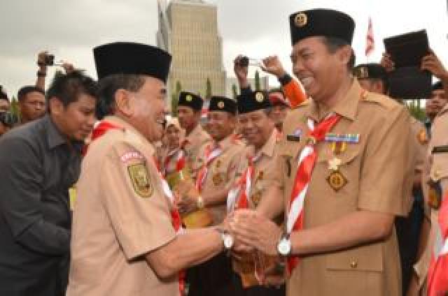 Walikota Pekanbaru Terima Penghargaan Lencana Dharma Bhakti