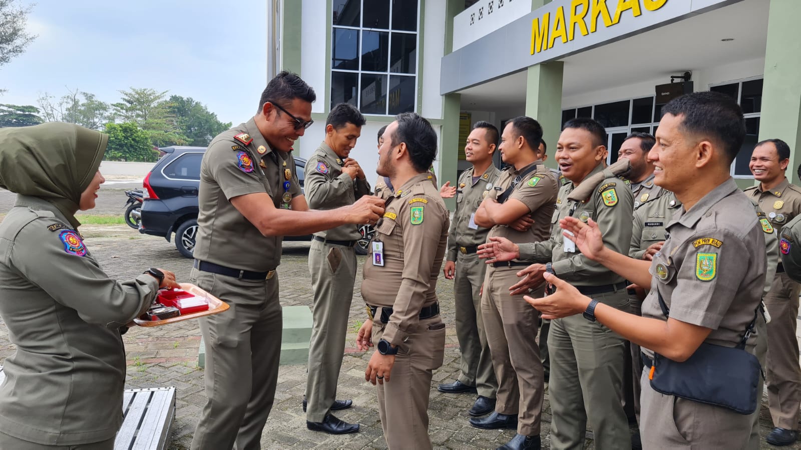Dihadiahi Atribut Pakaian Dinas, Ini yang Dilakukan Kabid PMA Satpol PP Riau kepada Anggotanya