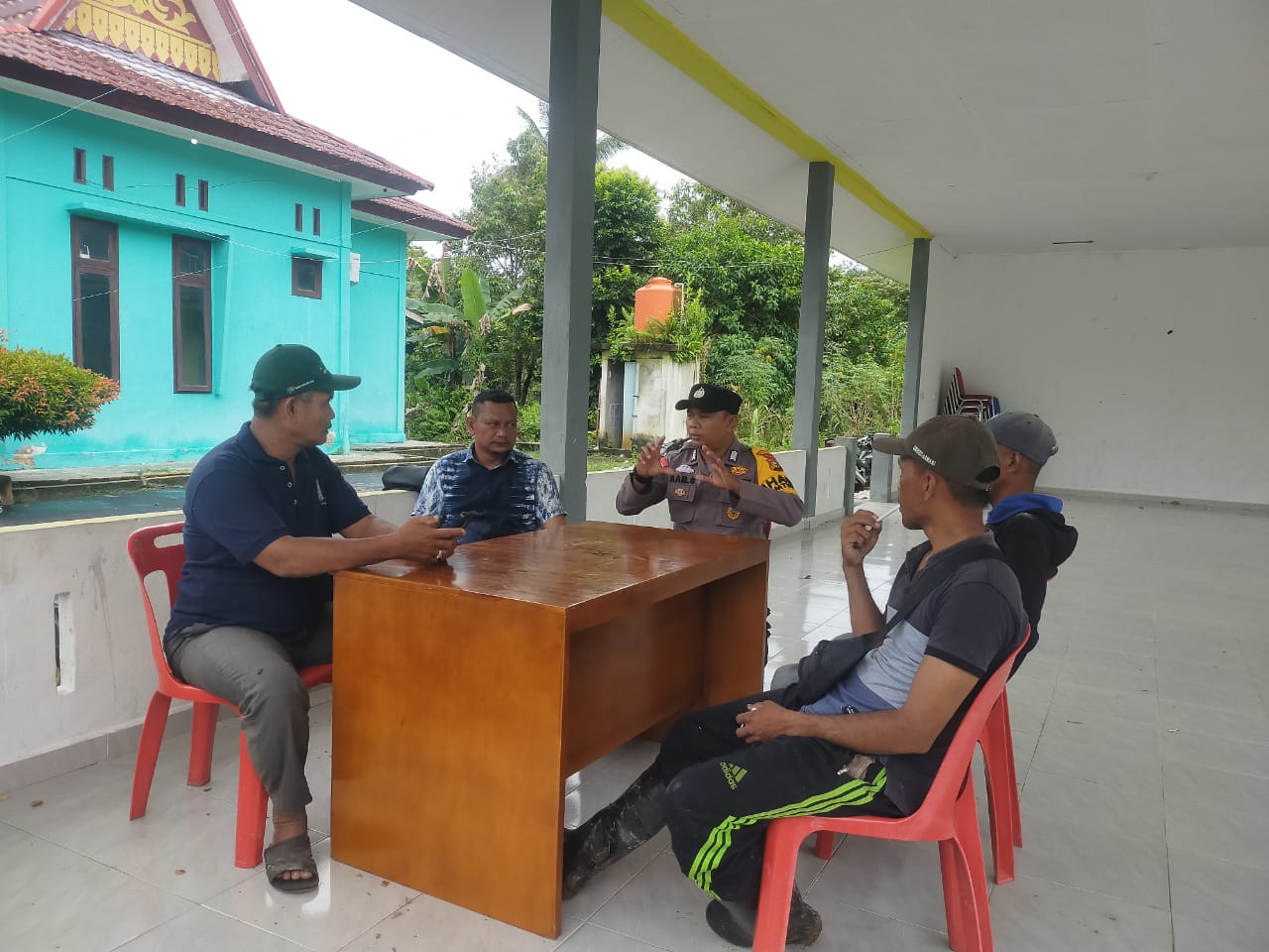 Bhabinkamtibmas Desa Puteri Sembilan Ajak Tokoh Masyarakat Jaga Stabilitas Jelang Pilkada 2024