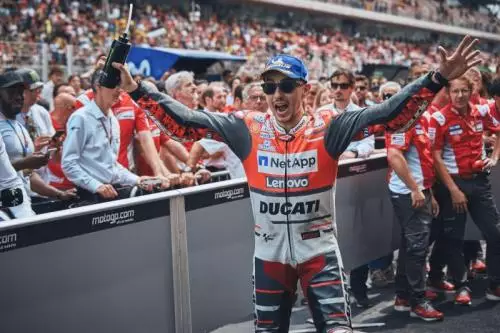 Lorenzo Hormati Rossi sebagai Sesama Pembalap Hebat