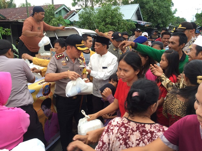 Pemkab dan Polres Inhil Bagi-bagi Ta\'jil di Pulau Palas