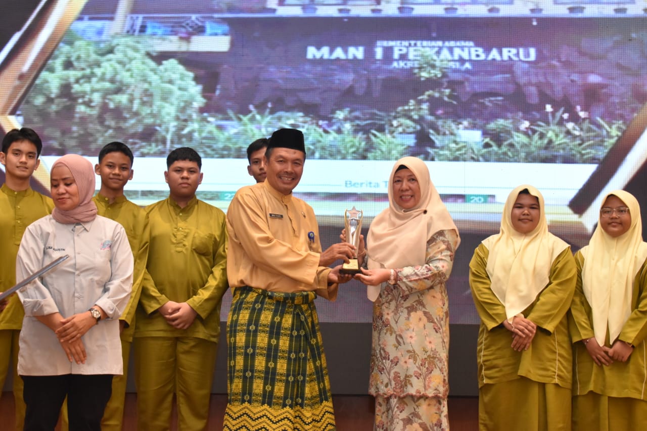 MAN 1 Pekanbaru Raih Penghargaan Media Sekolah Terbaik se-Riau di Ajang SMSI Award 2025