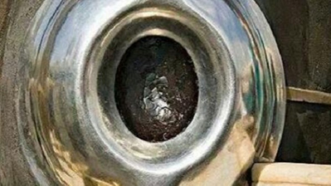 Melihat Lebih dekat Hajar Aswad yang Melekat di Kabah