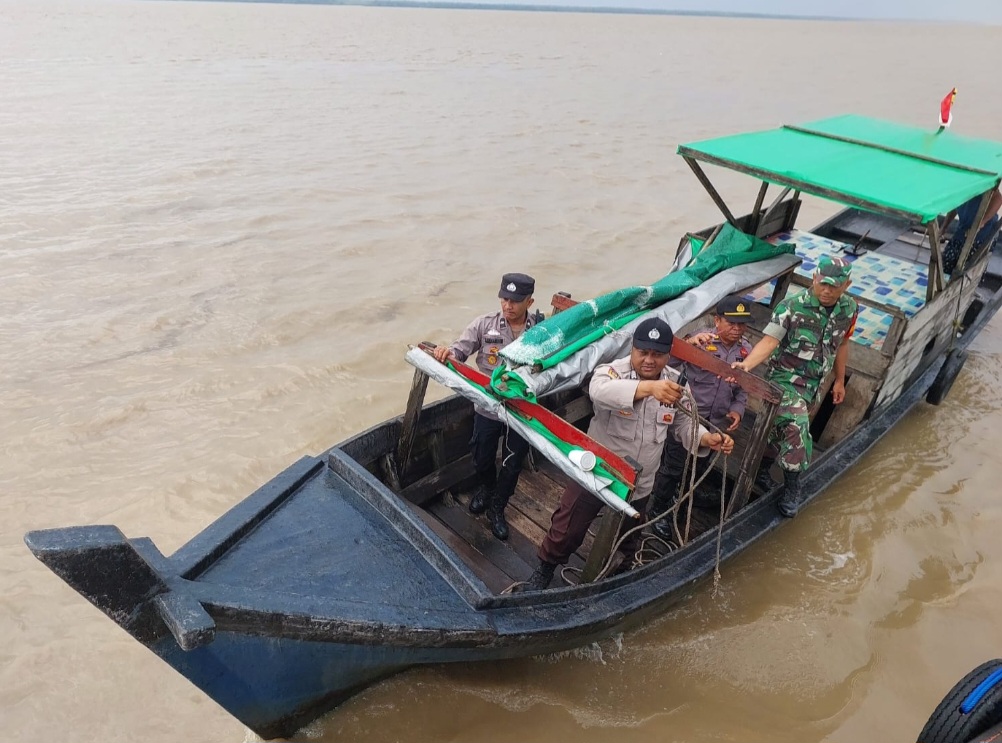Perjuangan Polisi Pelalawan Datangi Suku Akit, Naik Pompong Lewati Sungai Kuala