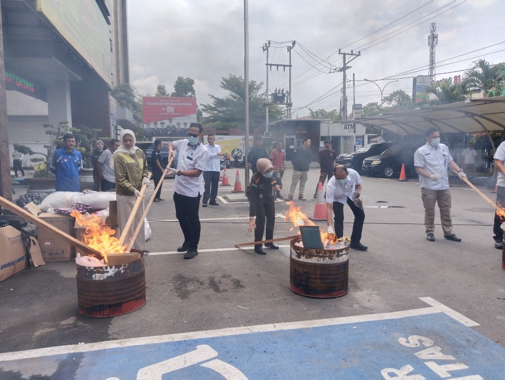 777 Perkara Inkrah, Ribuan Barang Bukti Dimusnahkan Kejari Pekanbaru