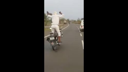 Diatas Sepeda Motor Kakek Tua Menari Lepas Tangan dari Stang Kemudi