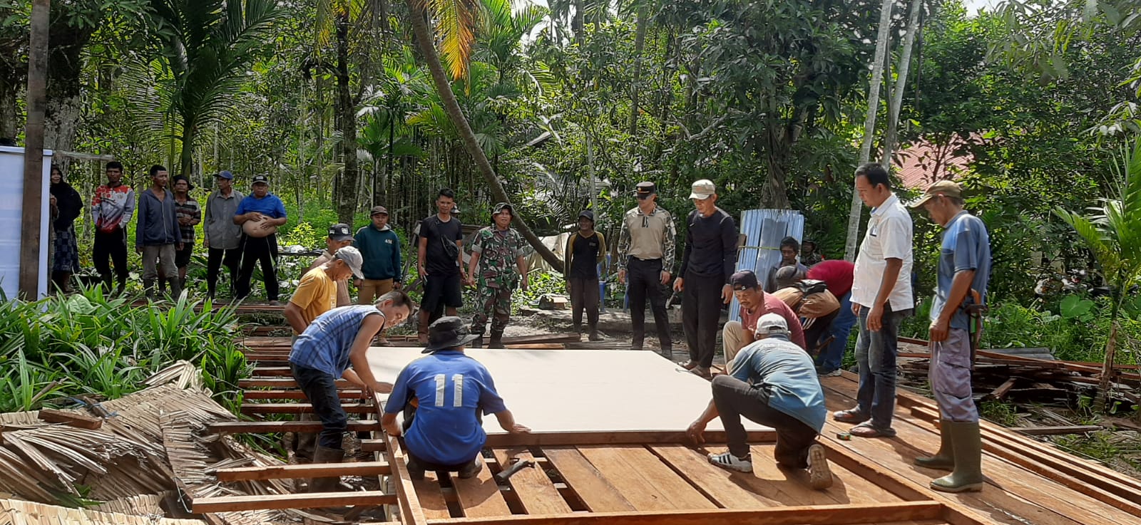 Kapolsek Tembilahan Hulu dan Kadin Gelar Bedah Rumah Warga Sambil Ajak Sukseskan Pemilu Damai 2024