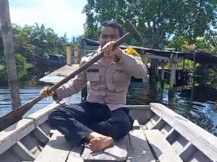 Gunakan Perahu Kayu, Brigadir Sebi Sambangi Masyarakat Desa Gembira untuk Colling System 2024