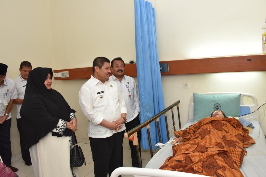 Ditengah Kesibukan, Amril Mukminin Jenguk Orang tua Anggota DPRD Bengkalis yang Dirawat