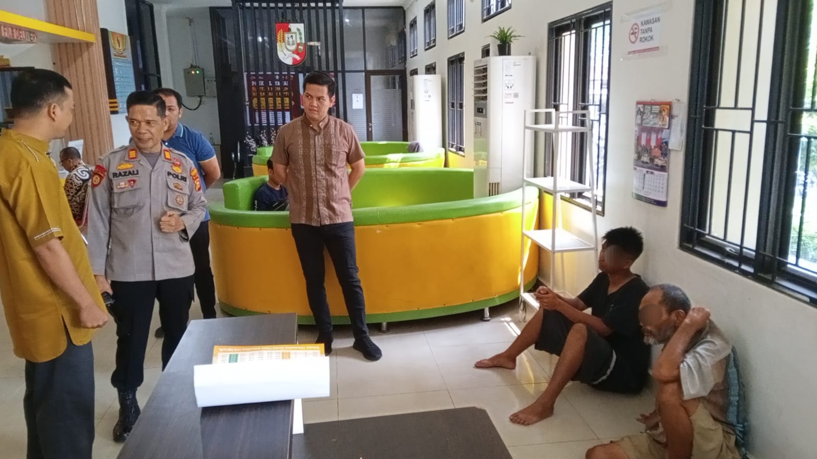 Polsek Tampan Tertibkan Preman di Jembatan Penyeberangan Orang