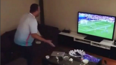 Dikerjai Istri saat Nonton Bola, Suami Luapkan Emosi