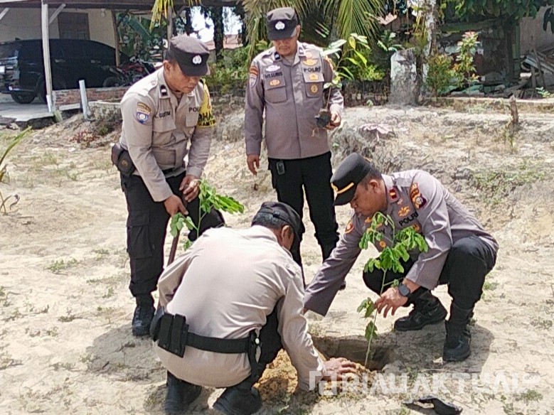Polsek Tanah Putih Tanjung Melawan Ikut Gerakan Tanam 21.000 Pohon Serentak di Riau