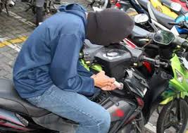Cara Bikin Begal Kesulitan Curi Motor yang Diparkir