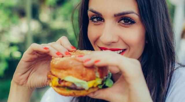 Ternyata Makanan Cepat Saji Bisa Bikin Mulut Semakin Bau
