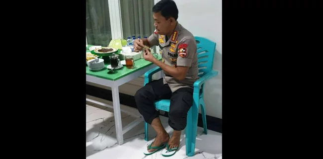 Viral, Potret Sederhana Kapolri Bersandal Jepit Dan Makan Kue Lapis