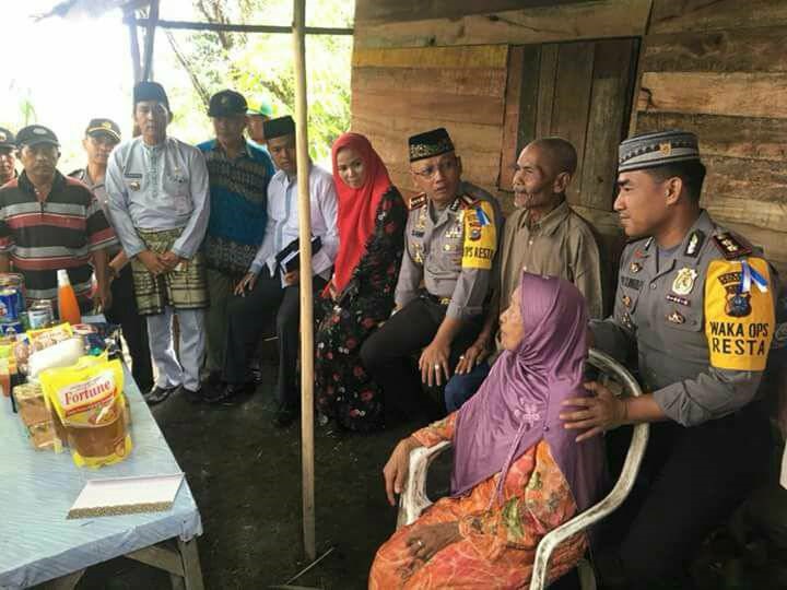 Kakek 75 Tahun Ini Kaget dan Terharu Dengan Kedatangan Tim Jumat Barokah Polresta Pekanbaru