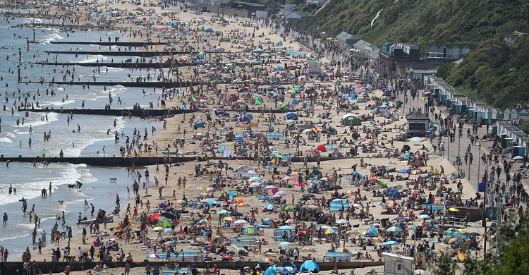 Soal Aturan Jaga Jarak, Inggris Lebih Hancur Dari Indonesia