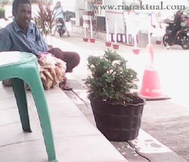 Untuk Nafkahi Keluarga, Sabri Hanya Jual Kerupuk