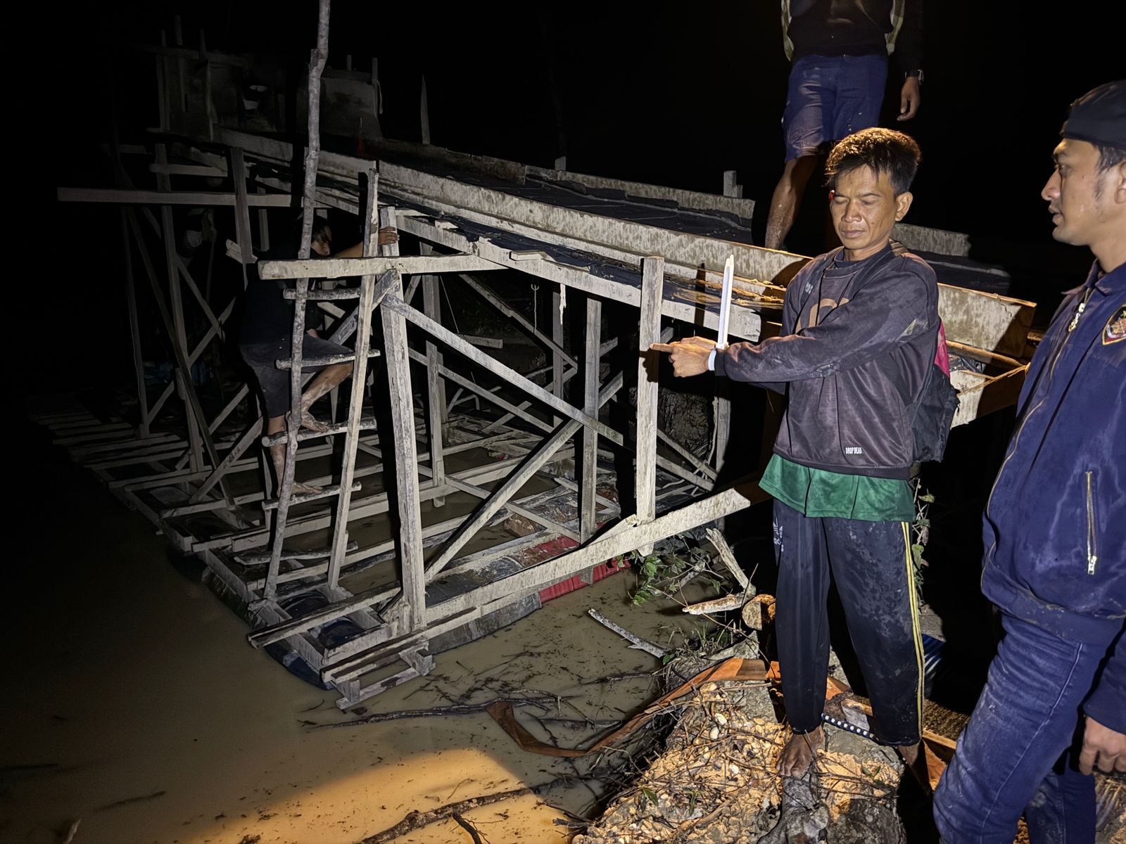 Polisi Susuri Rawa dan Tempuh 6 Kilometer Demi Tangkap Penambang Ilegal di Kuansing