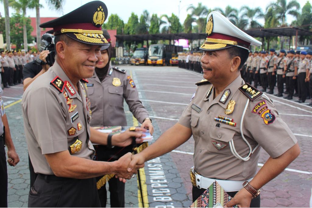 Kapolda Riau Berikan Penghargaan Kepada 22 Polisi