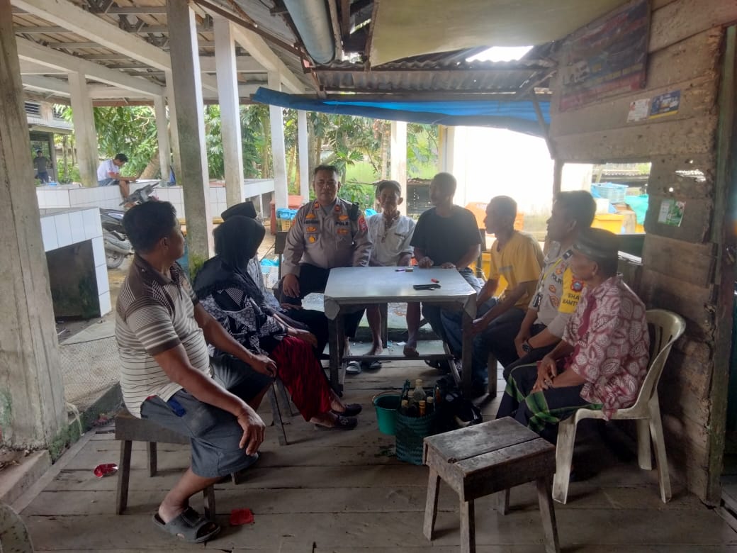 Kapolsek Sungai Batang Iptu Hendri Sosialisasikan Pemilu 2024 Melalui Cooling System di Kedai Kopi