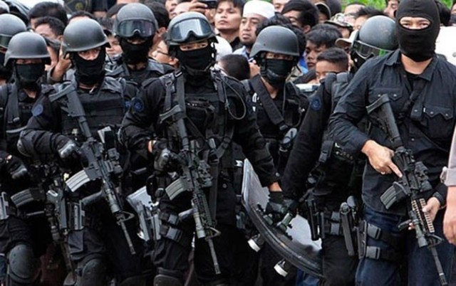 Satu Teroris Ditembak Mati, Istri dan tiga Anaknya Diamankan Densus