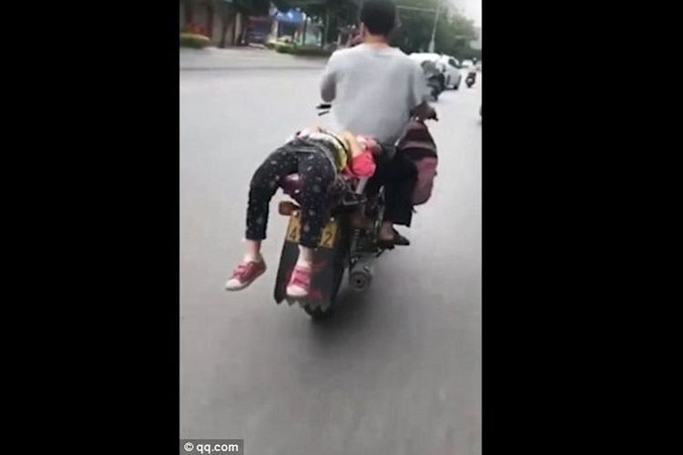 Pria Ini Ikat Anak di Sepeda Motor untuk Diantar ke Sekolah