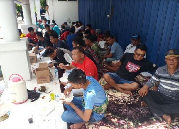 Duh! Uang Miliaran Rupiah Raib di Rekening, Nasabah di Sulsel Segel Bank Mandiri