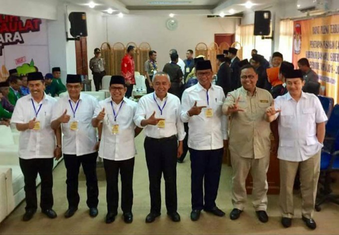 Eh, Rusli Effendi Ikut Gaya Syamsuar-Edy Natar Saat Foto Penetapan Calon di KPU