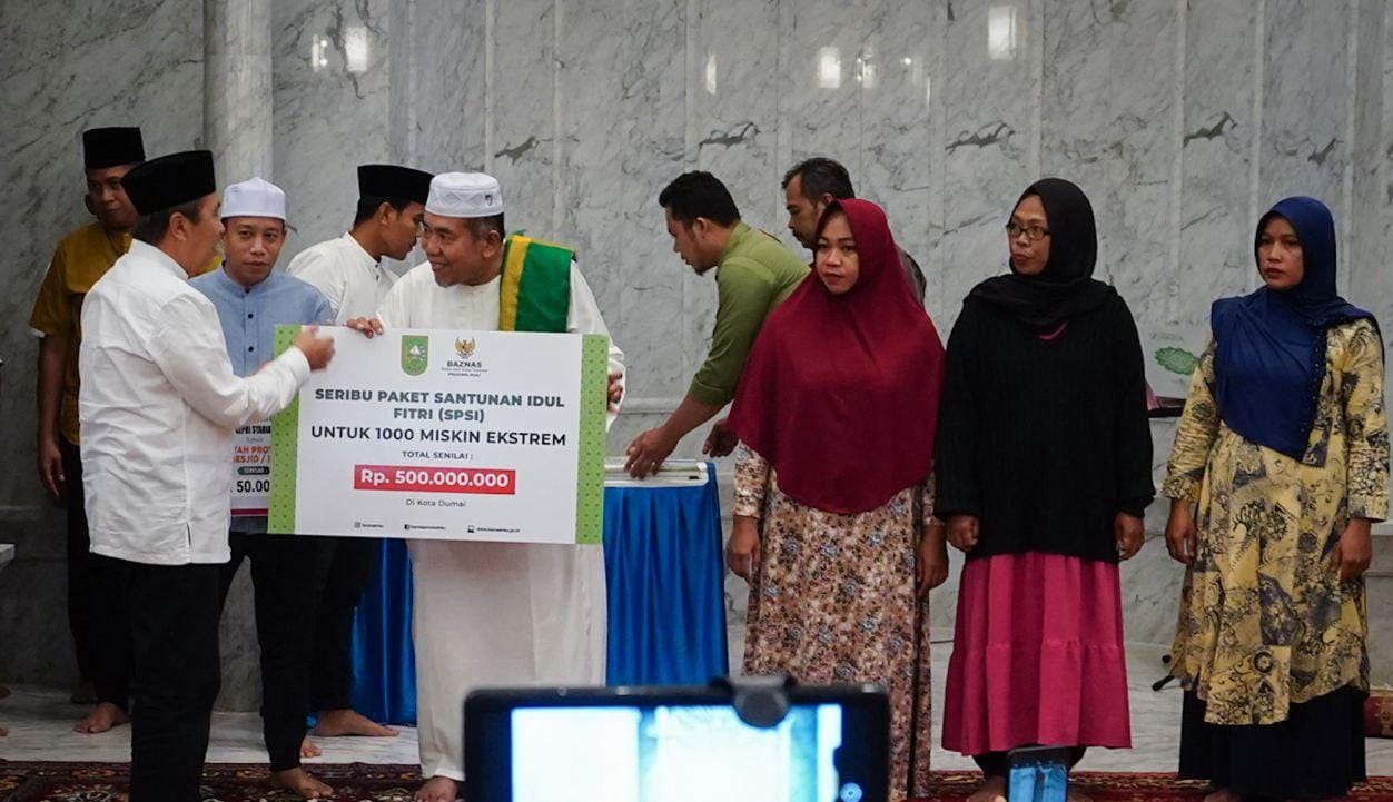 Berantas Kemiskinan Ekstrem di Dumai, Gubernur Syamsuar Serahkan 1.000 Paket Bantuan Idul Fitri