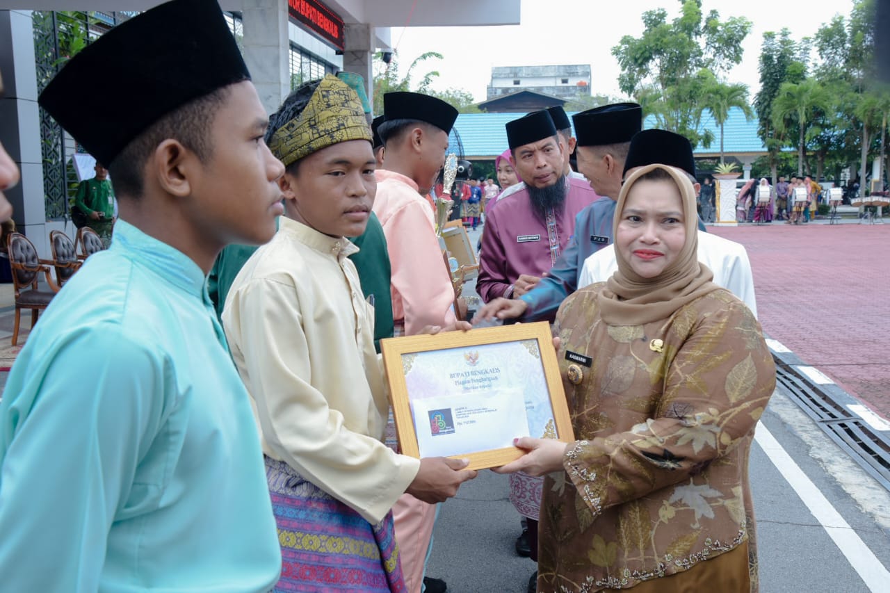 Bupati Kasmarni Serahkan Hadiah Lomba Permainan Tradisional Semarak Hari Jadi ke-513 Bengkalis