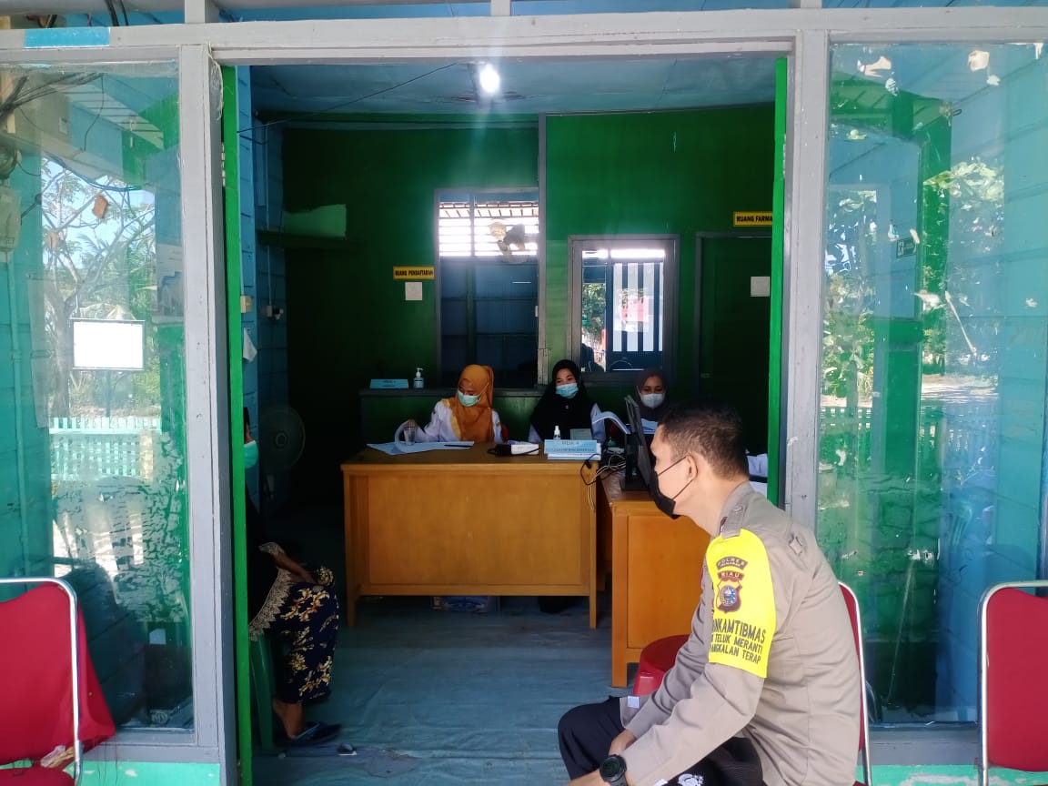 Polisi Pantau Giat Vaksinisasi di Puskesmas Teluk Meranti