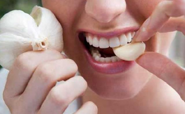 Makan bawang putih sebelum tidur dan rasakan manfaat ini