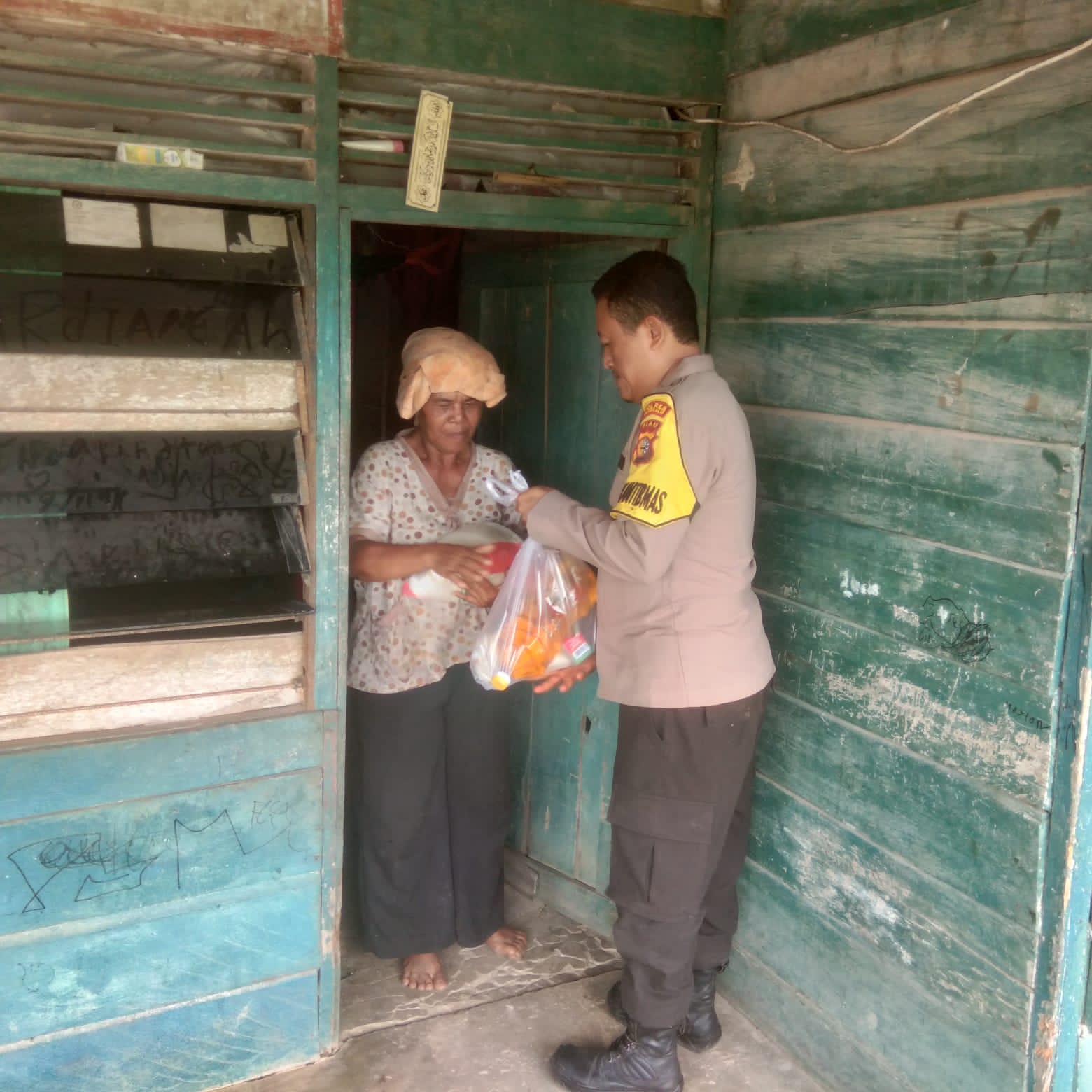 Polsek Pinggir Berikan Bantuan Sembako Kepada Warga Kecamatan Talang Muandau