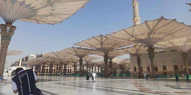 Cegah Kulit Kaki Melepuh, Jemaah Haji Diminta Bersandal di Selasar Masjid Nabawi