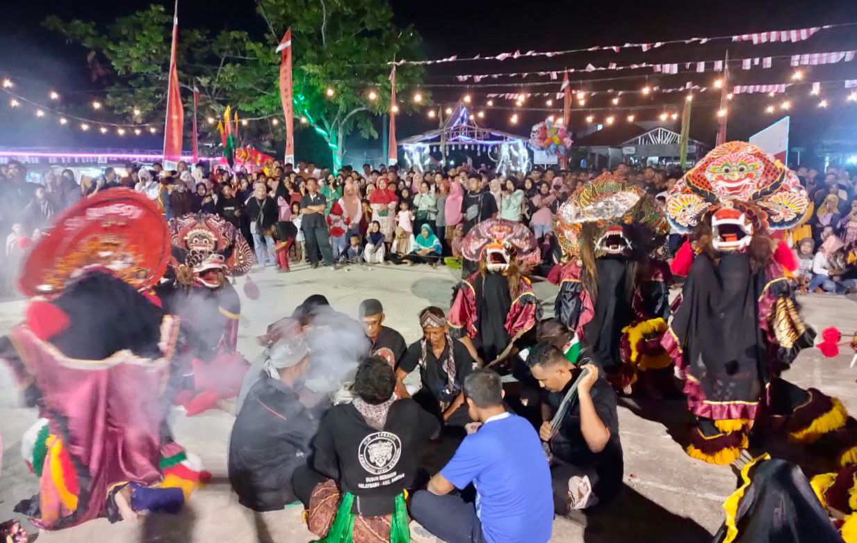 Wabup dan Kapolres Tonton  Kesenian Jaran Kepang Bareng Warga di Selat Baru