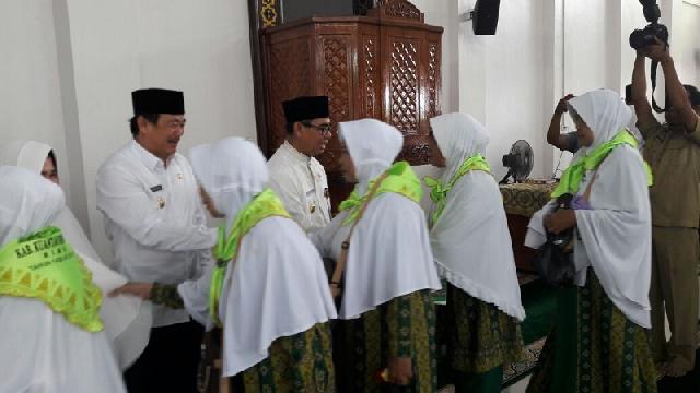 Bupati Mursini, Lepas Keberangkatan Calon Jemaah Haji Kuansing, Sebanyak 259 Orang