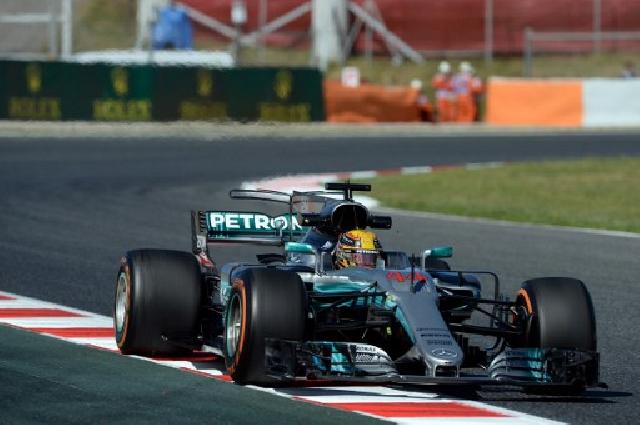 Raih Pole Position GP Barcelona, Hamilton Kembali Tunjukkan Taringnya Bersama Mercedes