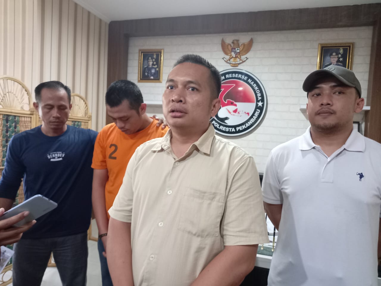 Bawa 10 Butir Ekstasi, Sekuriti Hotel Diamankan Tim Anti Bandit Polresta Pekanbaru